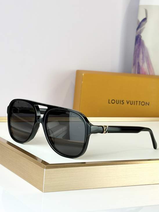 Picture of Louis Vuitton Sunglasses _SKUfw79279419fw